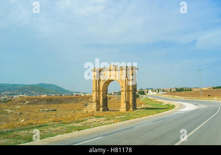 Der Triumphbogen neben der intercity Straße neben Dougga, Tunesien. Stockfoto