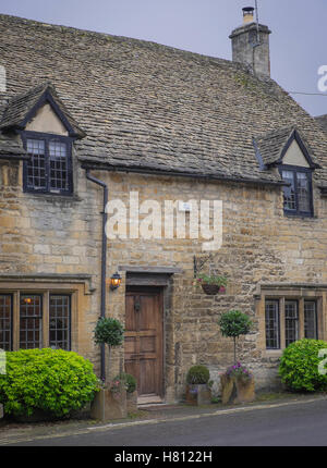 schöne malerische Dorf Burford in Cotswolds, England Stockfoto