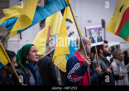 Rom, Italien. 8. November 2016. Außerhalb des Parlaments in Montecitorio Square, organisiert von der italienischen Kurdistan-Netzwerk und die sozio-kulturellen Zentrum kurdischen Ararat im Zusammenhang mit der Anhörung des Präsidenten des türkischen Parlaments Ausschuss für auswärtige Angelegenheiten des italienischen Parlaments zu protestieren. Bildnachweis: Andrea Ronchini/Pacific Press/Alamy Live-Nachrichten Stockfoto