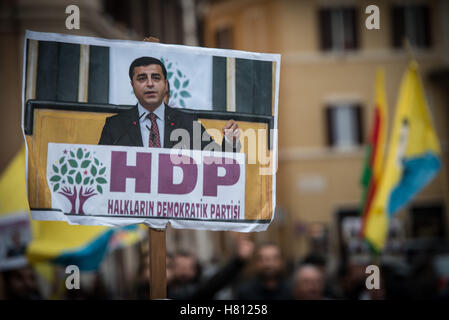 Rom, Italien. 8. November 2016. Außerhalb des Parlaments in Montecitorio Square, organisiert von der italienischen Kurdistan-Netzwerk und die sozio-kulturellen Zentrum kurdischen Ararat im Zusammenhang mit der Anhörung des Präsidenten des türkischen Parlaments Ausschuss für auswärtige Angelegenheiten des italienischen Parlaments zu protestieren. Bildnachweis: Andrea Ronchini/Pacific Press/Alamy Live-Nachrichten Stockfoto