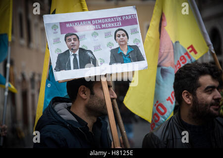 Rom, Italien. 8. November 2016. Außerhalb des Parlaments in Montecitorio Square, organisiert von der italienischen Kurdistan-Netzwerk und die sozio-kulturellen Zentrum kurdischen Ararat im Zusammenhang mit der Anhörung des Präsidenten des türkischen Parlaments Ausschuss für auswärtige Angelegenheiten des italienischen Parlaments zu protestieren. Bildnachweis: Andrea Ronchini/Pacific Press/Alamy Live-Nachrichten Stockfoto