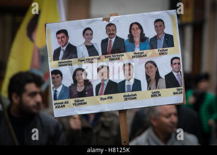 Rom, Italien. 8. November 2016. Außerhalb des Parlaments in Montecitorio Square, organisiert von der italienischen Kurdistan-Netzwerk und die sozio-kulturellen Zentrum kurdischen Ararat im Zusammenhang mit der Anhörung des Präsidenten des türkischen Parlaments Ausschuss für auswärtige Angelegenheiten des italienischen Parlaments zu protestieren. Bildnachweis: Andrea Ronchini/Pacific Press/Alamy Live-Nachrichten Stockfoto