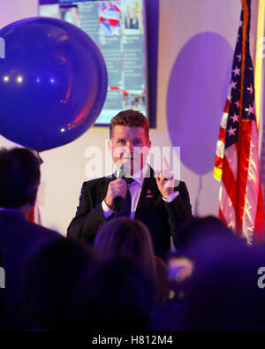 US-Botschafter in das Vereinigte Königreich Matthew Barzun empfängt seine Gäste zu einer Wahl-Nacht-Party in der US-Botschaft in London. Stockfoto