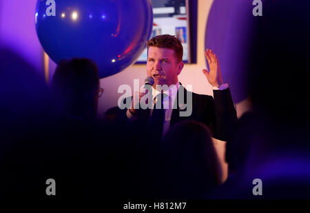 US-Botschafter in das Vereinigte Königreich Matthew Barzun empfängt seine Gäste zu einer Wahl-Nacht-Party in der US-Botschaft in London. Stockfoto