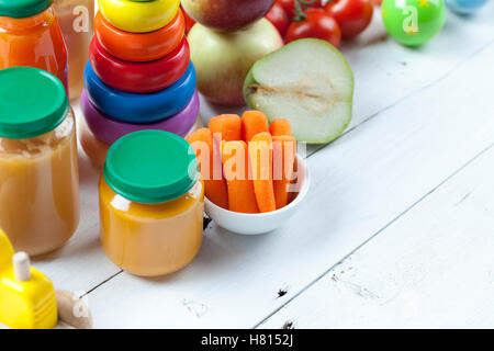 gesunde fertige Babynahrung auf einem Holztisch. Stockfoto