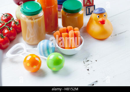 gesunde fertige Babynahrung auf einem Holztisch. Stockfoto