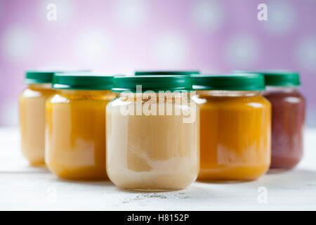 gesunde fertige Babynahrung auf einem Holztisch. Stockfoto