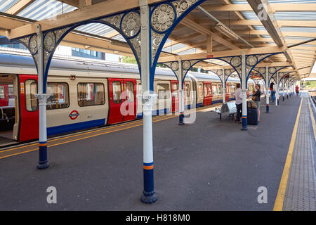 Rohr und Overground Station Richmond, London England Vereinigtes Königreich UK Stockfoto