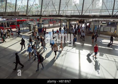 Bahnhof Stratford entfernt während der morgendlichen Rushhour, London England Vereinigtes Königreich UK Stockfoto