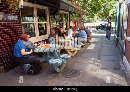 Menschen sitzen vor Restaurant in Richmond, London England Vereinigtes Königreich UK Stockfoto