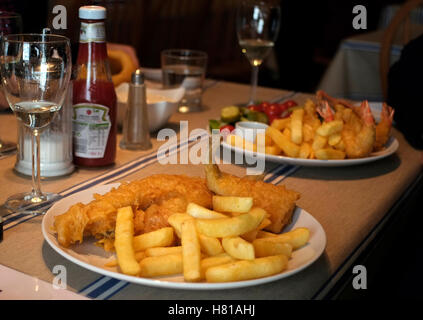 Ein Teller mit Fish &amp; Chips ist zur Mittagszeit in einem Fischrestaurant in Hastings, England 6. November 2016 gesehen.  © John Voos Stockfoto