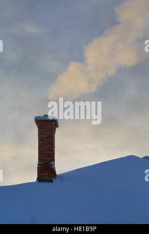 Rauch steigt aus einem nordamerikanischen zu Hause in der Kälte des Winters. Stockfoto