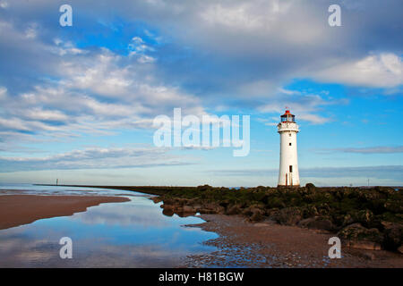 Barsch Rock Leuchtturm und New Brighton Meer Verteidigung Stockfoto