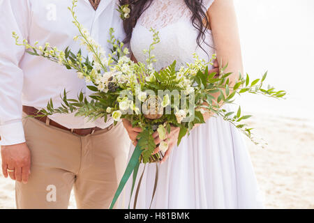 Ein Brautstrauß ist in den Händen der Verlobte Stockfoto