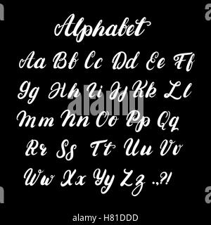 Handgeschriebene Kalligraphie Kleinbuchstaben und Großbuchstaben-Alphabet. Moderner Schriftzug gebürstet. Weiße Buchstaben auf schwarzem Hintergrund isoliert. Stock Vektor