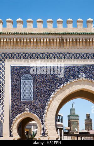 Marokko, Fez, Bab Boujeloud, erbaut 1913 monumentales Tor und Haupteingang in Fès el-Bali Stockfoto