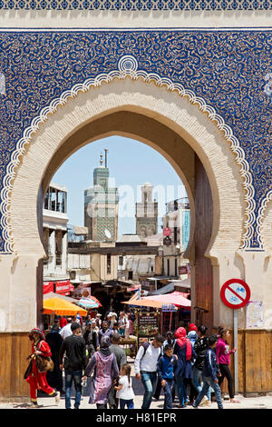 Marokko, Fez, Bab Boujeloud, erbaut 1913 monumentales Tor und Haupteingang in Fès el-Bali Stockfoto