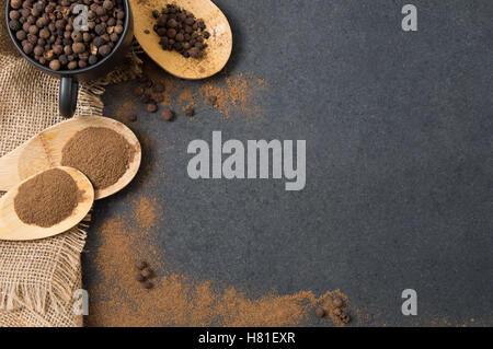 Piment auf Stein Arbeitsplatte angeordnet Stockfoto