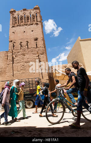 Marokko,Tinejdad,Todra Valley,Ksar El Khorbat,A Ksar ist ein Dorf umgeben von Mauern, aus Boden, mit einem oder mehreren monumentalen Menschen auf der Straße Stockfoto