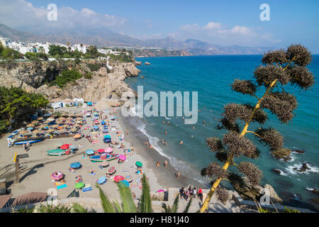 Nerja, Costa Del Sol, Provinz Malaga, Andalusien, Südspanien. Calahonda Strand gesehen vom Balcon de Europa. Stockfoto