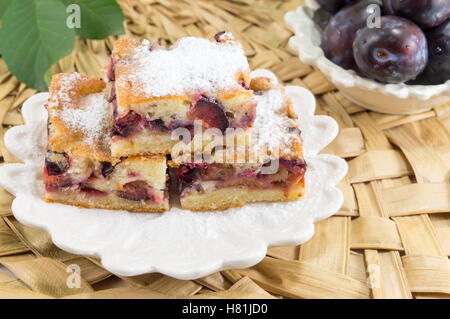 Pflaume Frucht süß Tortenstücke auf einem Teller Stockfoto