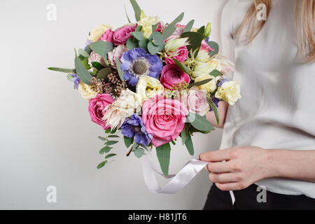 schöner Blumenstrauß der Blumen mit in der Hand der Frau gemacht. bunte Farbe Mix Blume. Stockfoto