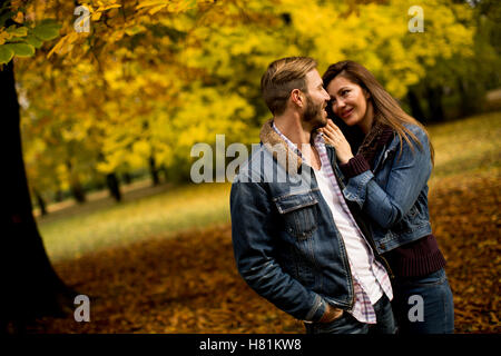 Liebespaar, die Austausch von Zärtlichkeit im Herbst park Stockfoto