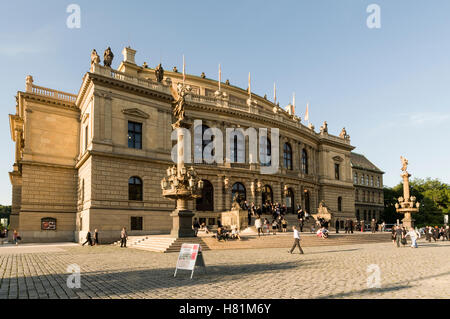 Das Rudolfinum ist ein Musiksaal und die Heimat der Tschechischen Philharmonie und der Rudolfinum-Galerie auf dem Jan Palach-Platz, Prag, Tschechien Stockfoto