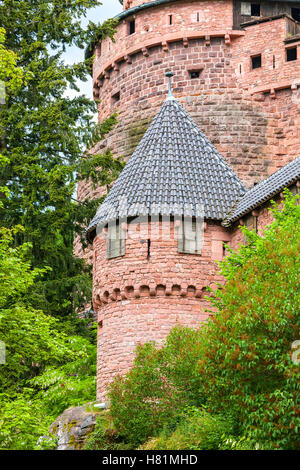 Schloss / Chateau du Haut-Koenigsbourg, Runde Turm an der Stadtmauer, Orschwiller, elsässischen Weinstraße, Bas-Rhin, Frankreich Stockfoto