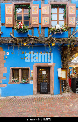 Fassade des typischen Reataurant an Riquewihr, Wein Route, Elsass, Frankreich Stockfoto