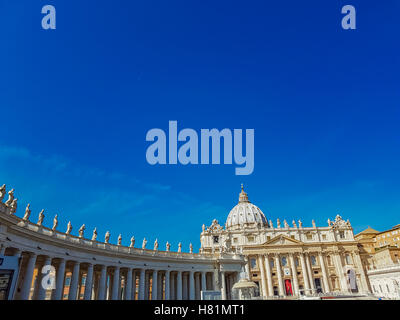 Piazza San Pietro, schöne repräsentatives Bild von der berühmteste Ort der katholischen Religion. Stockfoto