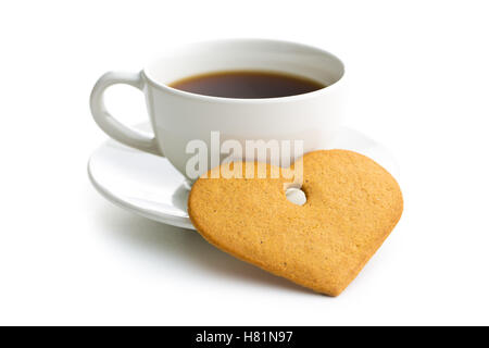 Lebkuchenherzen und Tasse Kaffee isoliert auf weißem Hintergrund. Stockfoto