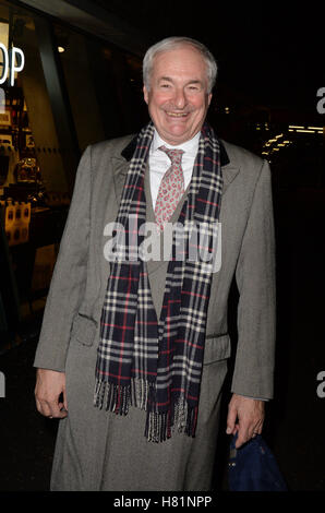 Paul Gambaccini kommt bei der Eröffnung des The Radical Eye: moderne Fotografie aus der Sammlung von Sir Elton John-Ausstellung in der Tate Modern in London. Stockfoto