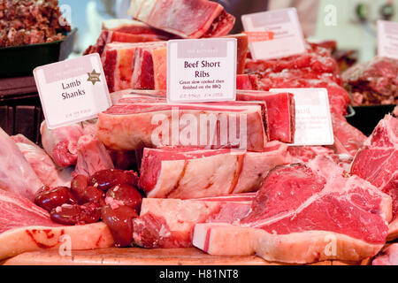 Frisch geschnitten Sie Beef Rib, Lammkeule und Nieren bei einem Metzger-shop Stockfoto