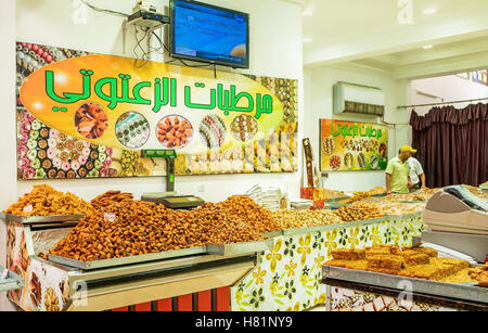 Die Konditorei mit vielen verschiedenen leckeren Bonbons und die berühmten lokalen Makrouth mit dem Datum im Inneren Stockfoto