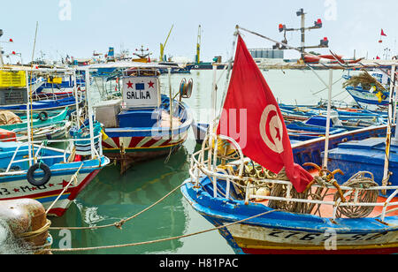 Die alten bunten Fischerboote vertäut im Hafen, Sousse. Stockfoto