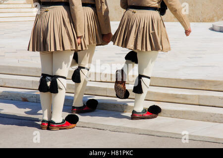 Das Ändern der Wachablösung, die vor dem griechischen Parlament Gebäude in Athen stattfindet Stockfoto