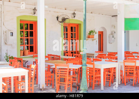 Typische Restaurants und Café in Naoussa, Insel Paros, Griechenland Stockfoto