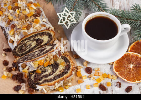 Hausgemachte Mohn Kuchen, Kaffee und Fichte Zweige auf rustikalen Brett, Dessert und Dekoration für Weihnachten, Stockfoto