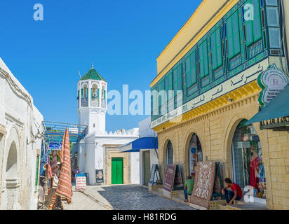 Die kleine mittelalterliche Moschee sieht aus wie eine neue nach der Restaurierung in Medina, Mahdia Stockfoto