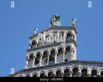 Vorderansicht des Chiesa de San Michele in Forno eine Römisch-katholische Basilika Kirche in Lucca Italien vor blauem Himmel Stockfoto