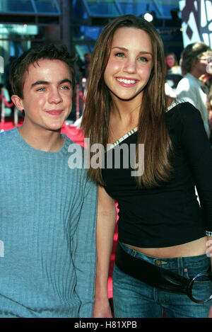 FRANKIE MUNIZ & AMANDA BYNES "BIG FAT LIAR" Weltpremiere UNIVERSAL STUDIOS Kino BURBANK LOS ANGELES USA 2. Februar 2002 Stockfoto