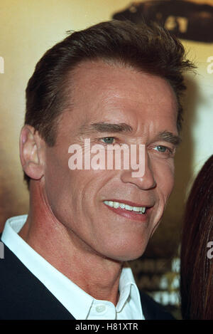 ARNOLD SCHWARZENEGGER "KOLLATERALSCHÄDEN" WESTWOOD LOS ANGELES USA PREMIERE 4. Februar 2002 Stockfoto