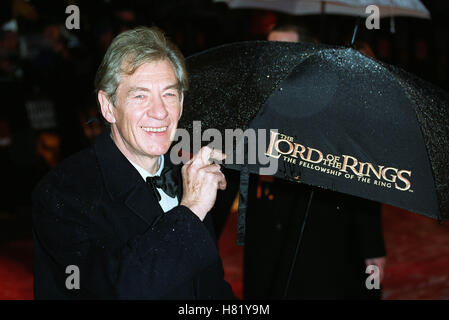 SIR IAN MCKELLEN BAFTA FILM AWARDS BAFTA FILM AWARDS LONDON ENGLAND 24. Februar 2002 Stockfoto