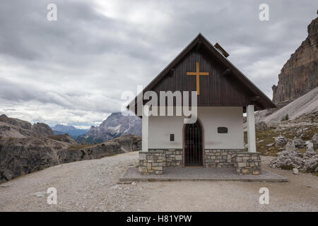 Bergkapelle in der Nähe von Tre Cime di Lavaredo Dolomiten Alpen, Italien Stockfoto