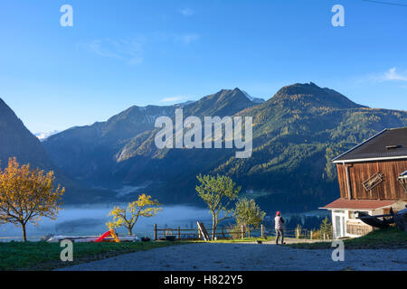 Neukirchen Großvenediger bin: Bauernhaus in Salzach-Tal, Berg Hohe Tauern, Morgen Nebel, Pinzgau, Salzburg, Österreich Stockfoto