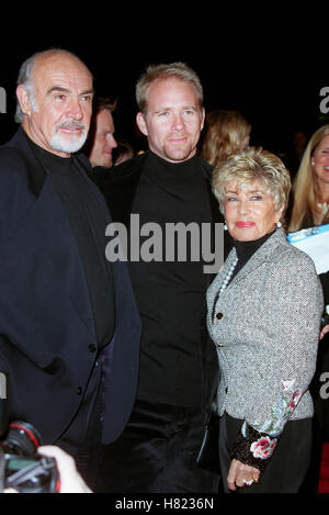 SEAN CONNERY JASON CONNERY & MICHELINE ROQUEBRUNE BEVERLY HILLS LA USA 1. Dezember 2000 Stockfoto