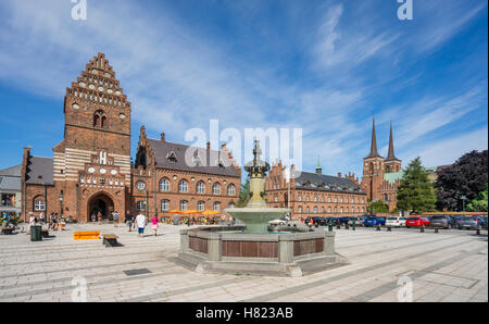 Dänemark, Zealand, Roskilde, Blick auf Staendertorvet Marktplatz und altes Rathaus und Roskilde Kathedrale im Hintergrund Stockfoto