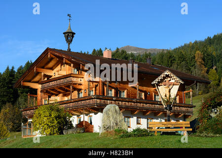 Neukirchen Großvenediger bin: auf dem Bauernhof Haus, am Wegesrand Kreuz, Pinzgau, Salzburg, Österreich Stockfoto