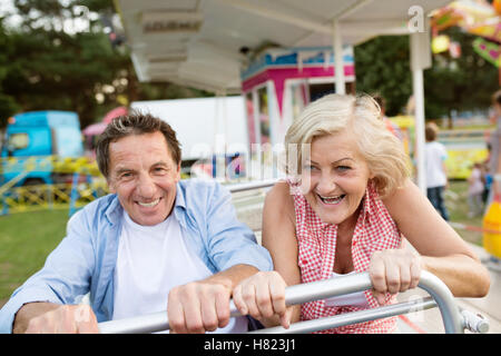 Älteres Paar auf eine Fahrt im Vergnügungspark Stockfoto